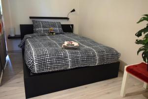 a black and white bed with a teddy bear on it at Casa Laghetto Policlinico in San Donato Milanese