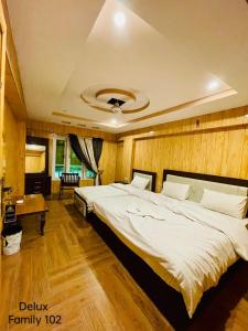 - une chambre avec un grand lit et un plafond dans l'établissement Hotel five star Skardu, à Skardu
