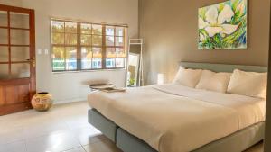 sypialnia z dużym łóżkiem i oknem w obiekcie Talk of the Town Inn & Suites - St Eustatius w Oranjestad