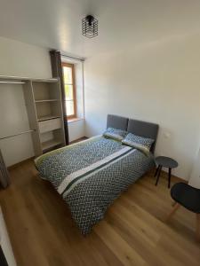 Postel nebo postele na pokoji v ubytování Logement lumineux rénové à neuf + 6 fotografií