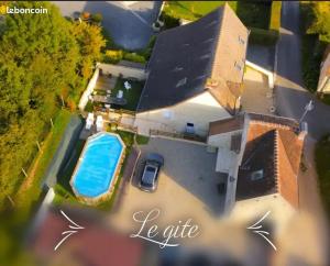 an overhead view of a house with a swimming pool at Maison spacieuse avec piscine et vue sur jardin à Fourches in Fourches