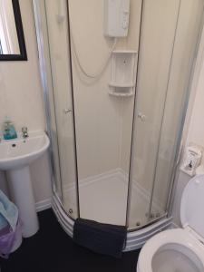 Koupelna v ubytování The Fame + 97 fotografií