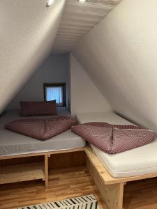 two beds in a room with a attic at Galeriewohnung mit Seeblick in Absberg