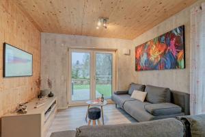 ein Wohnzimmer mit einem Sofa und einem Gemälde an der Wand in der Unterkunft Ferienhäuser Stickel in Freudenstadt