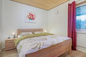 sypialnia z łóżkiem i oknem w obiekcie Ferienhäuser Stickel w mieście Freudenstadt