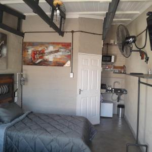 una camera con un letto e una porta bianca di At Ease Road Lodge a Zeerust