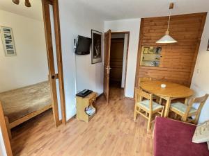 Televízia a/alebo spoločenská miestnosť v ubytovaní Appartement 2P 4 pers, Val d’Isère, skis aux pieds, proche village, navettes et services à proximité - FR-1-411-153