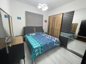 阿吉曼的住宿－Garden City, Ajman，一间卧室配有一张带蓝色棉被的床
