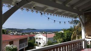 balcón con vistas al océano en Studio Frangipani dans Villa Fleurs des Iles, en Le Vauclin