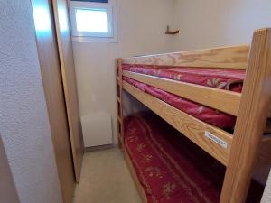Uma ou mais camas em beliche em um quarto em Appartement Les Deux Alpes, 2 pièces, 6 personnes - FR-1-516-60