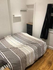 Säng eller sängar i ett rum på Charming 3-Bed Apartment in London