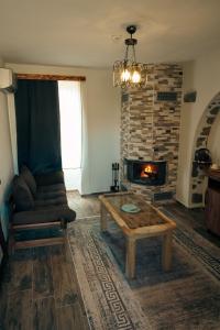 ein Wohnzimmer mit einem Sofa und einem Kamin in der Unterkunft Areto Butik Otel in Dereköy