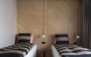 Una cama o camas en una habitación de Hotel Lotus