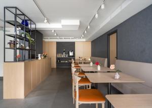 um restaurante com mesas e cadeiras e uma cozinha em Hotel Lotus em Reykjavík