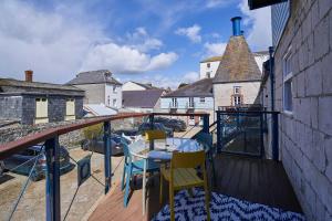 - Balcón con mesa y sillas en un edificio en Host & Stay - Santiago en Weymouth