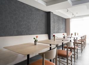 Un restaurant u otro lugar para comer en Hotel Lotus