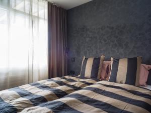 Una cama o camas en una habitación de Hotel Lotus