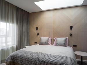 um quarto com uma cama grande e uma janela em Hotel Lotus em Reykjavík
