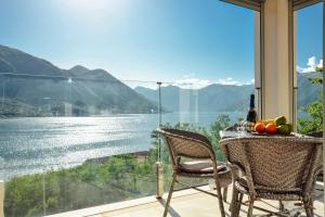 - Balcón con mesa y sillas y vistas al lago en Sea view apartment for 4, en Kotor