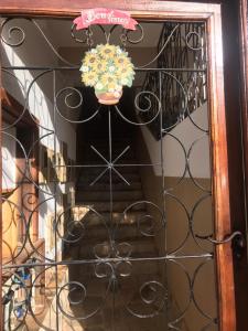 a glass door with a vase of flowers on it at Suítes Encanto de Minas in Tiradentes