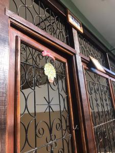 a door with a potted plant on it at Suítes Encanto de Minas in Tiradentes