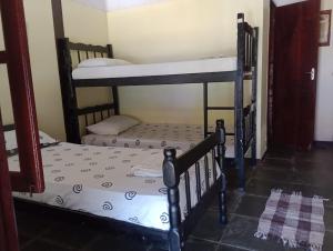 a bedroom with two bunk beds in a room at Casa de praia cantinho do Saco 12 pessoas in Angra dos Reis