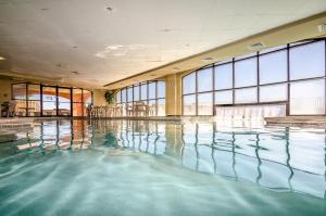 una piscina en una habitación con ventanas de cristal en Harbour Place 109, en Gulf Shores