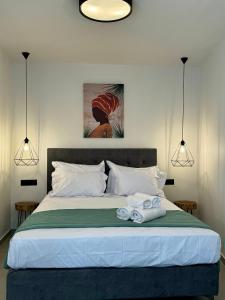 法里拉基的住宿－灣景酒店，一间卧室配有一张床,上面有两条毛巾