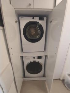- un lave-linge et un sèche-linge dans une petite pièce dans l'établissement Bograshov Modern 2BR Apartment, à Tel Aviv