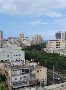 - une vue sur une ville avec des bâtiments et des arbres dans l'établissement Bograshov Modern 2BR Apartment, à Tel Aviv