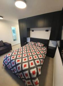 - une chambre avec un grand lit et une grande tête de lit dans l'établissement Bograshov Modern 2BR Apartment, à Tel Aviv
