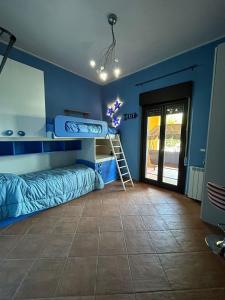 een kamer met 2 stapelbedden en een ladder bij Villa Sara on Etna in Pedara