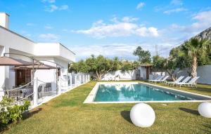 una villa con piscina e prato di Pet Friendly Home In Palermo With Kitchen a Palermo