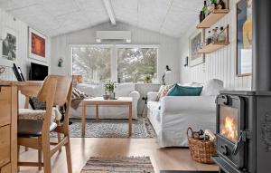 ein Wohnzimmer mit einem Sofa und einem Kamin in der Unterkunft Awesome Home In Hirtshals With Kitchen in Hirtshals