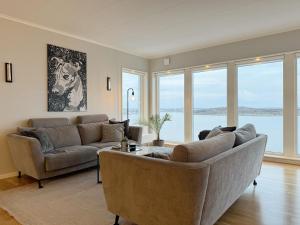uma sala de estar com um sofá e uma mesa em Fantastic villa with a sea view in Torslanda em Torslanda