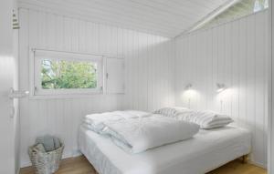 Cama en habitación blanca con ventana en 3 Bedroom Cozy Home In Gilleleje, en Gilleleje