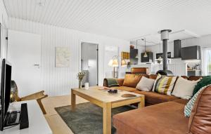 SkovbyballeにあるBeautiful Home In Sydals With 3 Bedrooms, Sauna And Wifiのリビングルーム(ソファ、テーブル付)