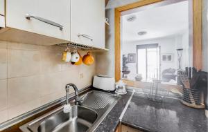 Η κουζίνα ή μικρή κουζίνα στο 2 Bedroom Beautiful Apartment In Fuengirola