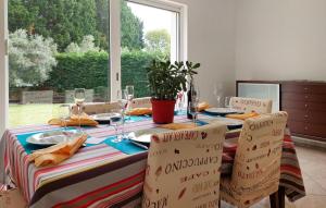 Ruang duduk di Nice Home In Léon With Kitchen