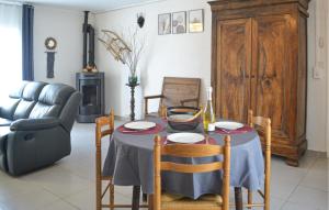 - un salon avec une table et un canapé dans l'établissement Nice Home In Marcillac-la-croisille With Wi-fi, à Marcillac-la-Croisille