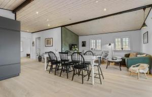 Vejbyにある3 Bedroom Amazing Home In Vejbyのテーブルと椅子のあるダイニングルームとリビングルーム