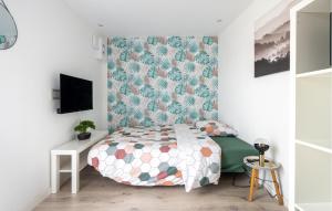 um quarto com uma cama com um edredão verde e branco em Awesome Apartment In Amblainville With Kitchenette em Amblainville