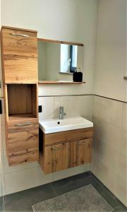 La salle de bains est pourvue d'un lavabo et d'un miroir. dans l'établissement Zwiesler Haus Bschlabs, à Bschlabs