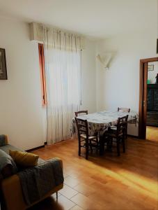 a living room with a dining room table and chairs at Casa Elena in Arezzo