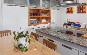 A kitchen or kitchenette at 3 Bedroom Beautiful Home In Latores
