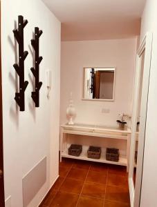 baño con espejo en la pared en Apartamento Ophelia, en Puerto del Rosario