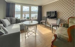 sala de estar con sofá y mesa en Awesome Home In Kungsbacka With House Sea View, en Kungsbacka