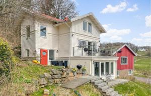 una casa con una puerta roja y una casa roja en Awesome Home In Kungsbacka With House Sea View, en Kungsbacka