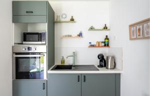 uma cozinha com um lavatório e um micro-ondas em Nice Apartment In Amblainville With Kitchenette em Amblainville