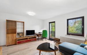 a living room with a couch and a tv at Ferienhaus 2 Schlafzimmer in Bad Zwischenahn